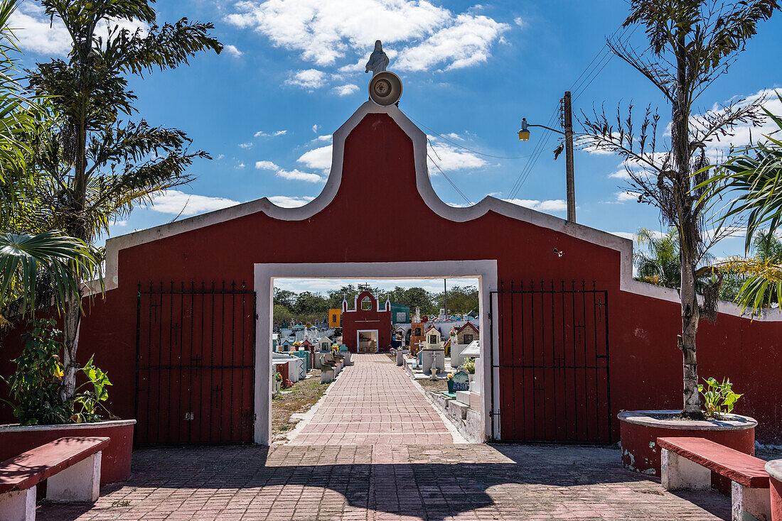 Bunte Grabsteine auf einem Friedhof in Cacalchen, Yucatan, Mexiko.