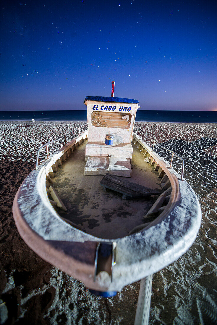 Nächtliches Boot unter den Sternen am Strand, Naturpark Cabo de Gata-Nijar, Andalusien, Almeria, Spanien