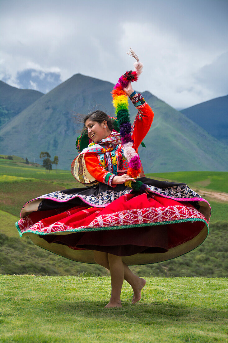 Eine tanzende Quechua-Frau bei einer Aufführung im El Parador de Moray, Sacred Valley, Peru.