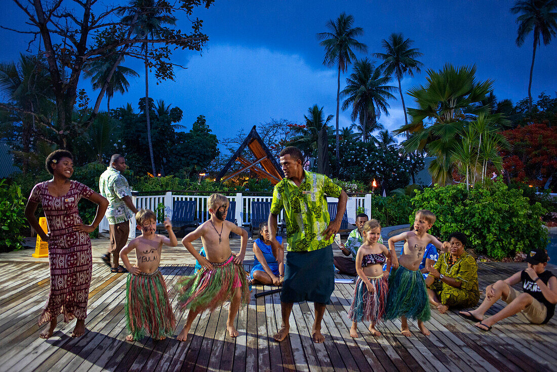 Traditionelle fidschianische Tänze und Musik im Malolo Island Resort und Likuliku Resort, Mamanucas Inselgruppe Fidschi