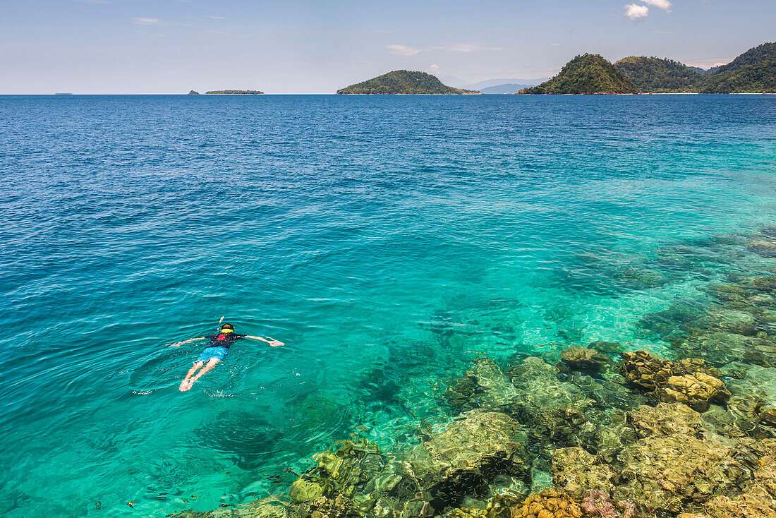 Schnorcheln am Twin Beach, einem tropischen, weißen Sandstrand bei Padang in Westsumatra, Indonesien