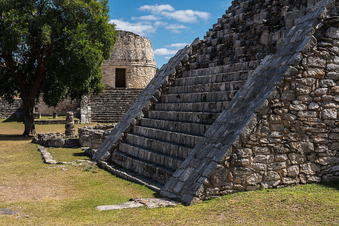 Der runde Tempel oder das Observatorium hinter der Treppe der Pyramide von Kukulkan in den Ruinen der postklassischen Maya-Stadt Mayapan, Yucatan, Mexiko.