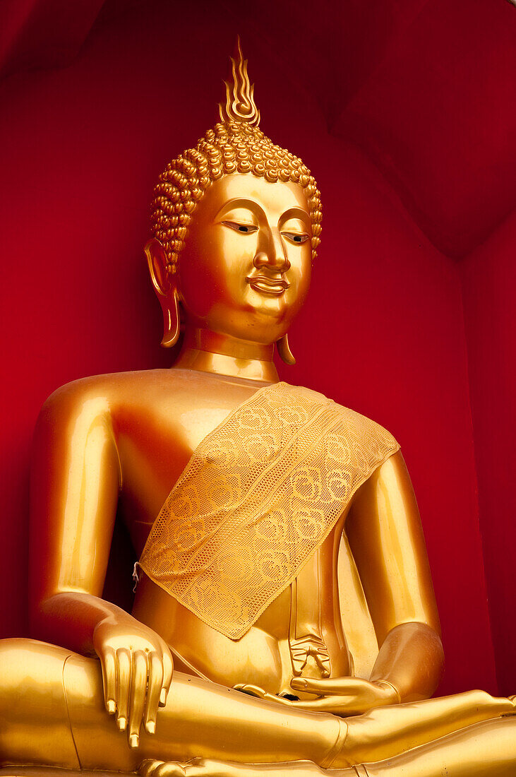 Goldene Buddha-Statue im buddhistischen Tempel Wat Bupparam in Chiang Mai, Thailand.