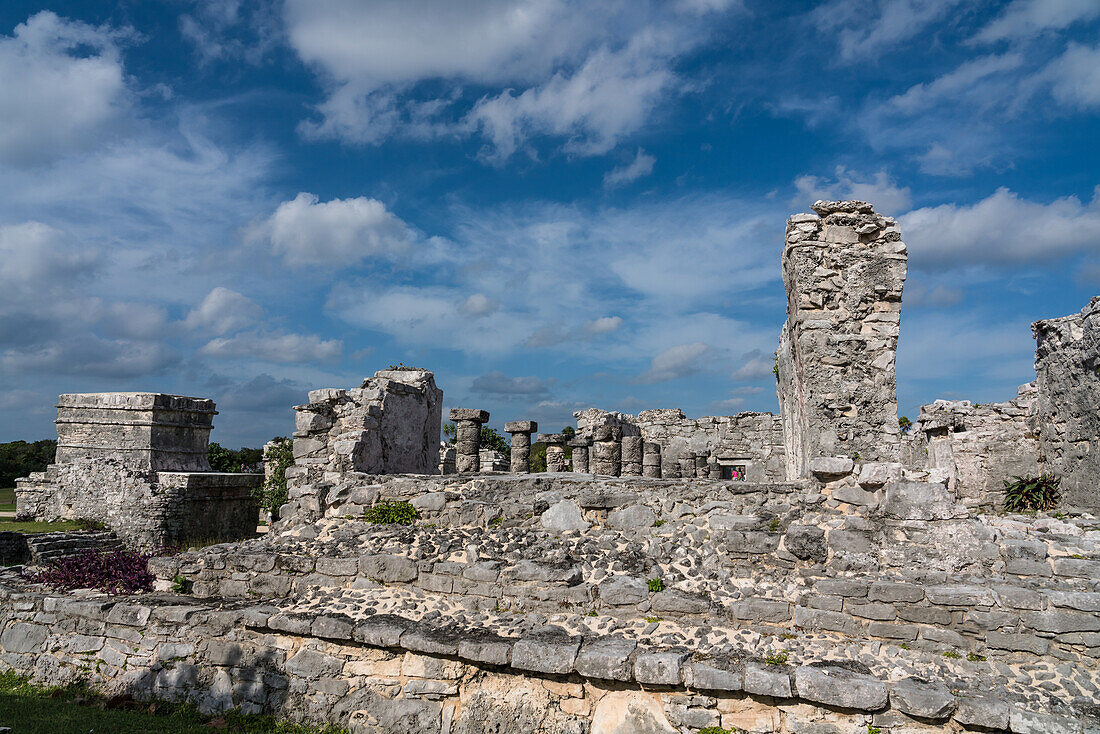 Das Haus der Säulen in den Ruinen der Maya-Stadt Tulum an der Küste des Karibischen Meeres. Tulum-Nationalpark, Quintana Roo, Mexiko. Seitenansicht.