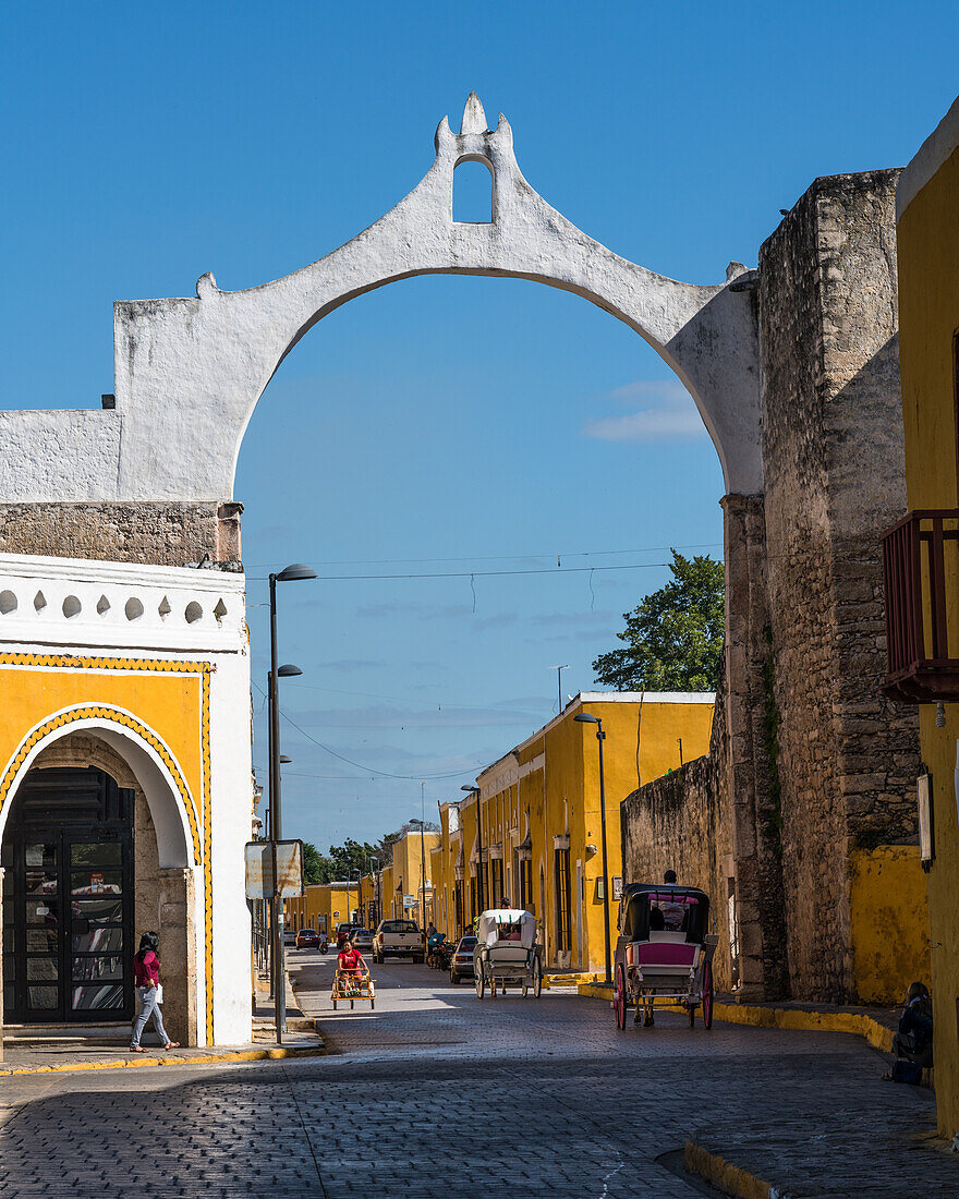 Das Stadttor von Izamal, Yucatan, Mexiko, bekannt als die Gelbe Stadt. Die historische Stadt Izamal gehört zum UNESCO-Weltkulturerbe.