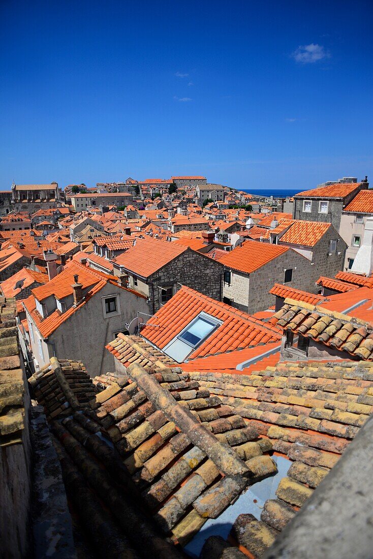 Blick von der Stadtmauer auf die Altstadt von Dubrovnik, Kroatien