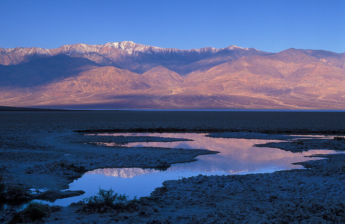 Badwater Basin und die Panamint Mountains, Death Valley National Park, Kalifornien.