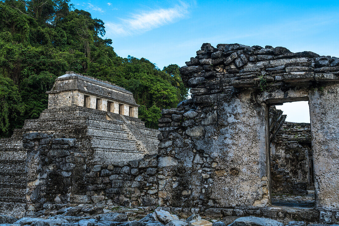 The Temple of the Inscriptions with Palace rooms in the foreground at the ruins of the Mayan city of Palenque, Palenque National Park, Chiapas, Mexico. A UNESCO World Heritage Site.