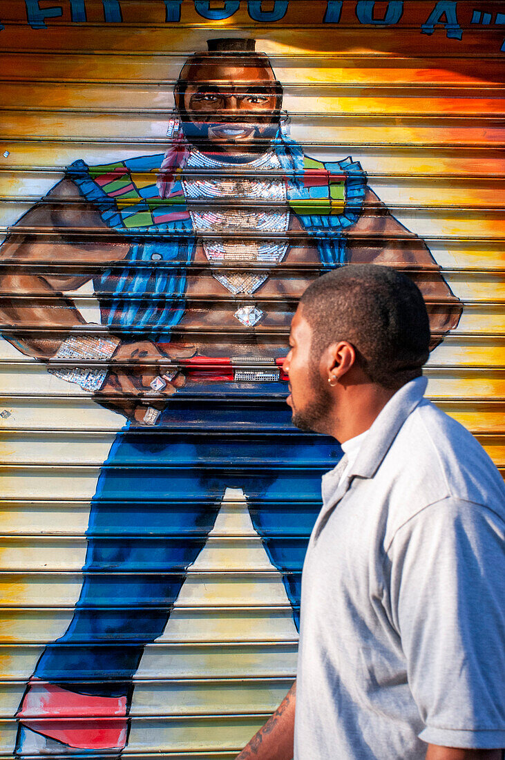 NEW YORK, Graffiti gemalt im Schatten einer Einrichtung in Harlem. In New York in schwarzen und Vorstädten wie der Bronx, Brooklyn und Harlem, die Geburt von Graffiti aufgetreten.