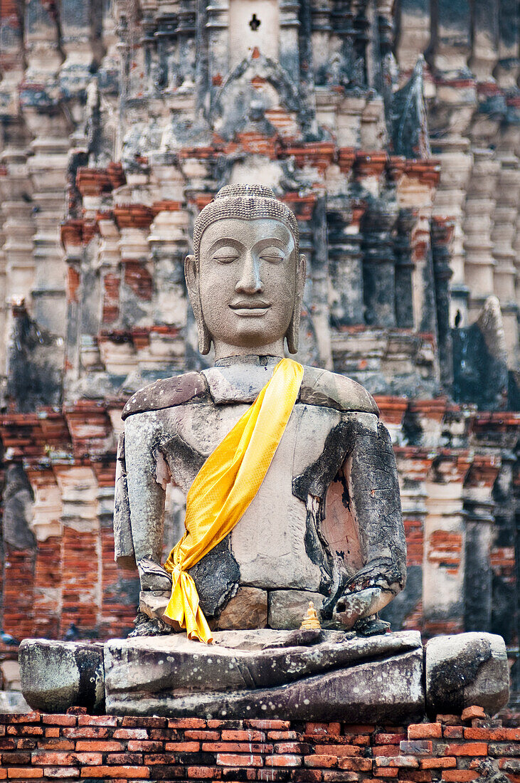 Buddha-Statue im buddhistischen Tempel Wat Chaiwatthanaram in Ayutthaya, Thailand.