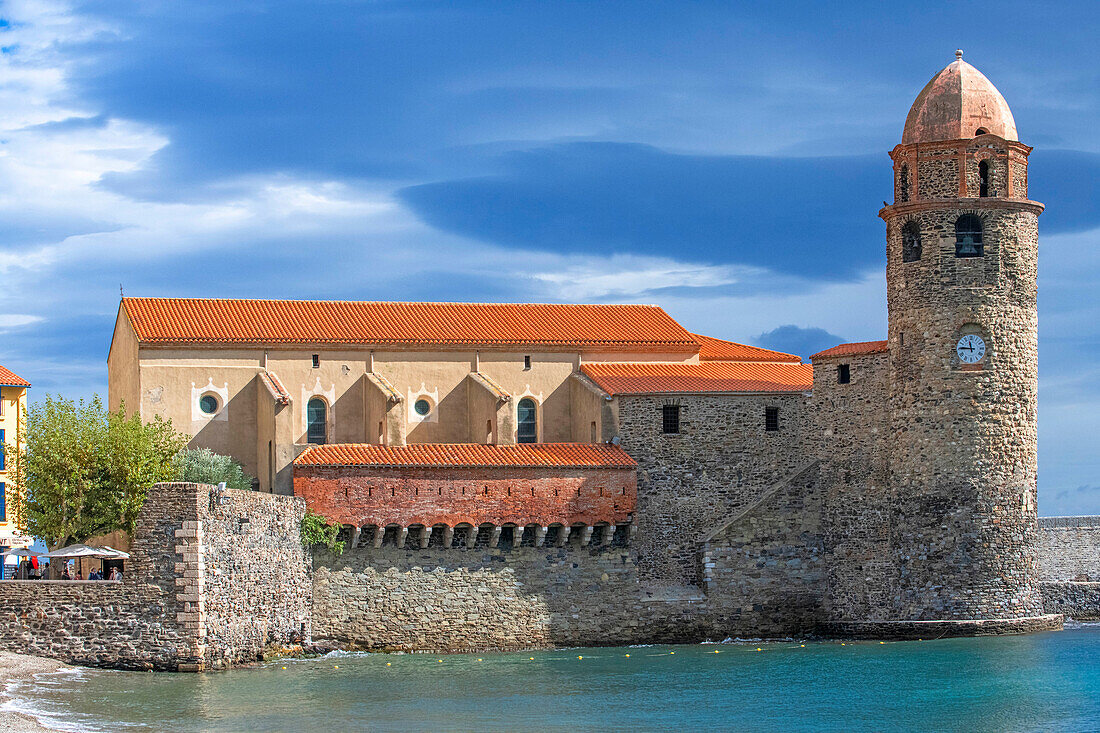 Die Kirche Notre-Dame-des-Anges und die Strandlandschaft des malerischen Dorfes Collioure in der Nähe von Perpignan in Südfrankreich Languedoc-Roussillon Cote Vermeille Midi Pyrenees Occitanie Europa