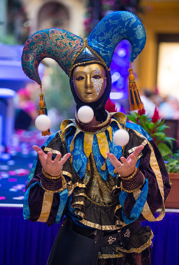 Darsteller mit Maske im venezianischen Stil beim Karneval im Venetian Hotel in Las Vegas