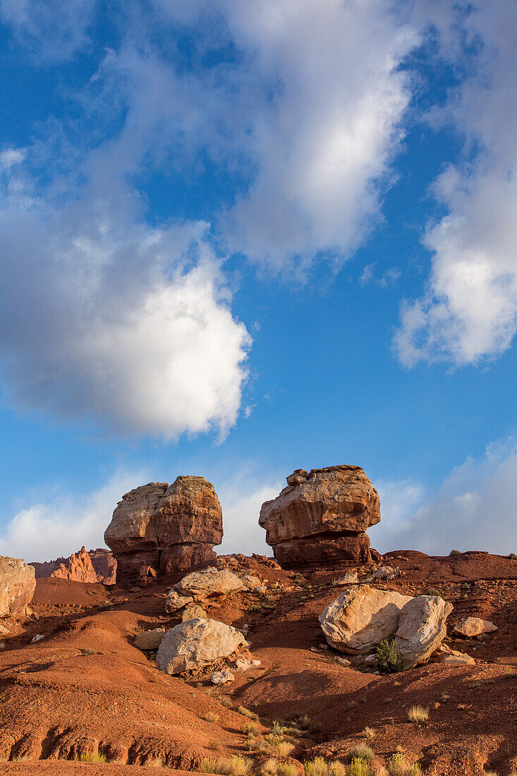 Die Twin Rocks, ein Paar erodierter Hoodoos im Capitol Reef National Park in Utah.