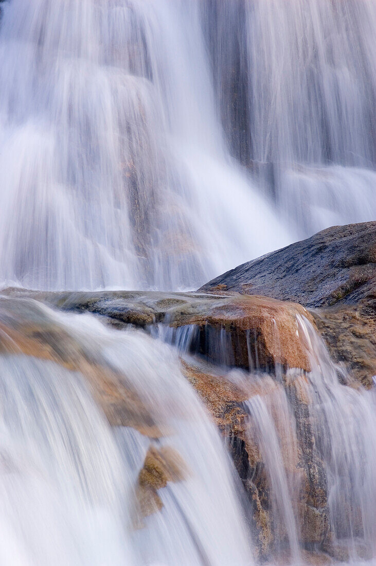 Wasserfall am Squaw Creek entlang des Shirley Canyon Trail; Squaw Valley, Lake Tahoe, Kalifornien.