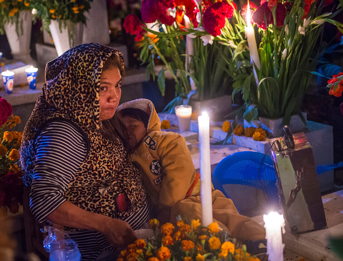 Mexikanische Frau auf einem Friedhof am Tag der Toten in Oaxaca, Mexiko