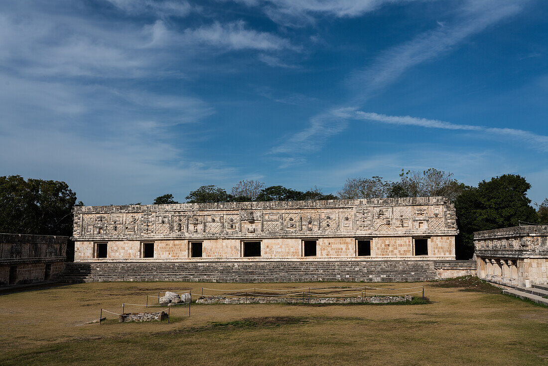 Das westliche Gebäude im Nonnenkloster-Viereck in den prähispanischen Maya-Ruinen von Uxmal, Mexiko.