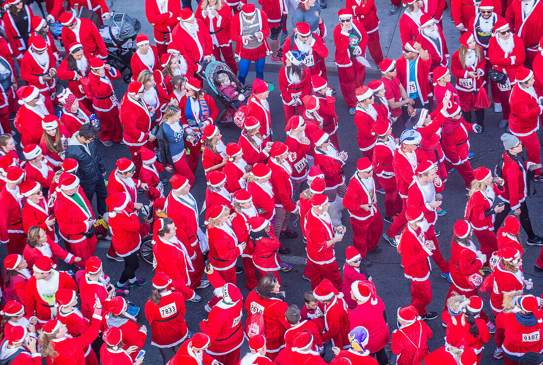 Ein nicht identifizierter Teilnehmer am Las Vegas Great Santa Run in Las Vegas Nevada. Es ist die größte Zusammenkunft von Weihnachtsmannläufern in der Welt.