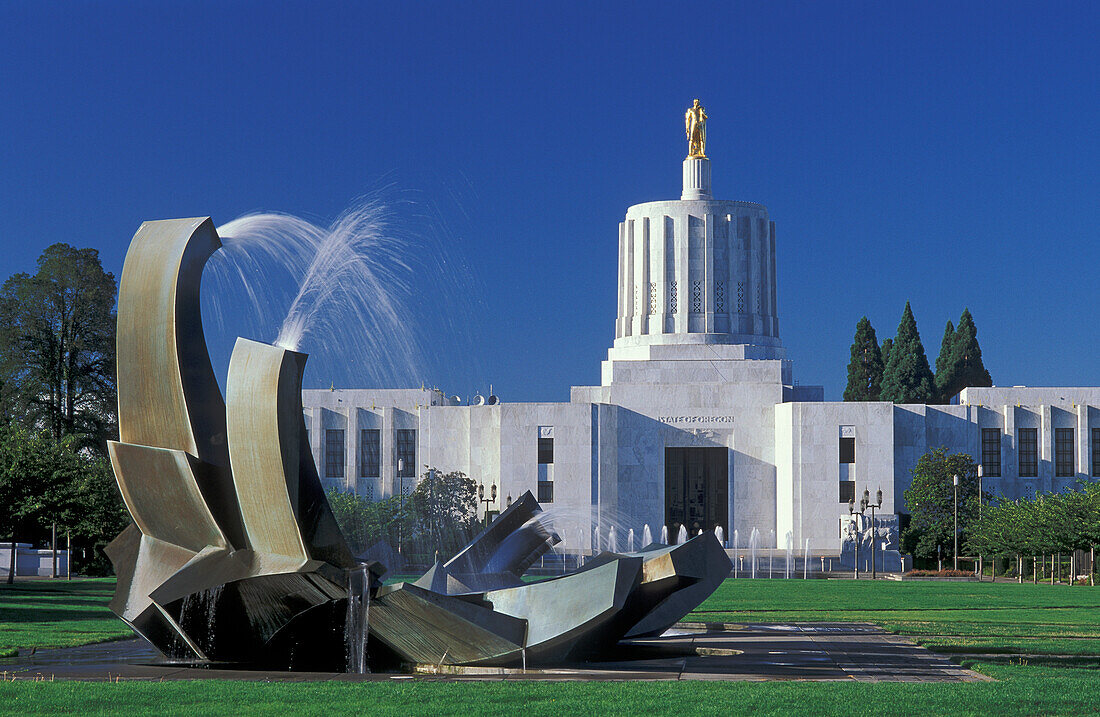 State-Capitol-Gebäude mit goldener Pionierstatue und Wasserfontänen-Skulptur, Salem, Oregon (#2331-0219)