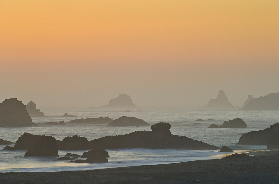 Sonnenuntergang im Harris Beach State Park, Küste von Oregon.