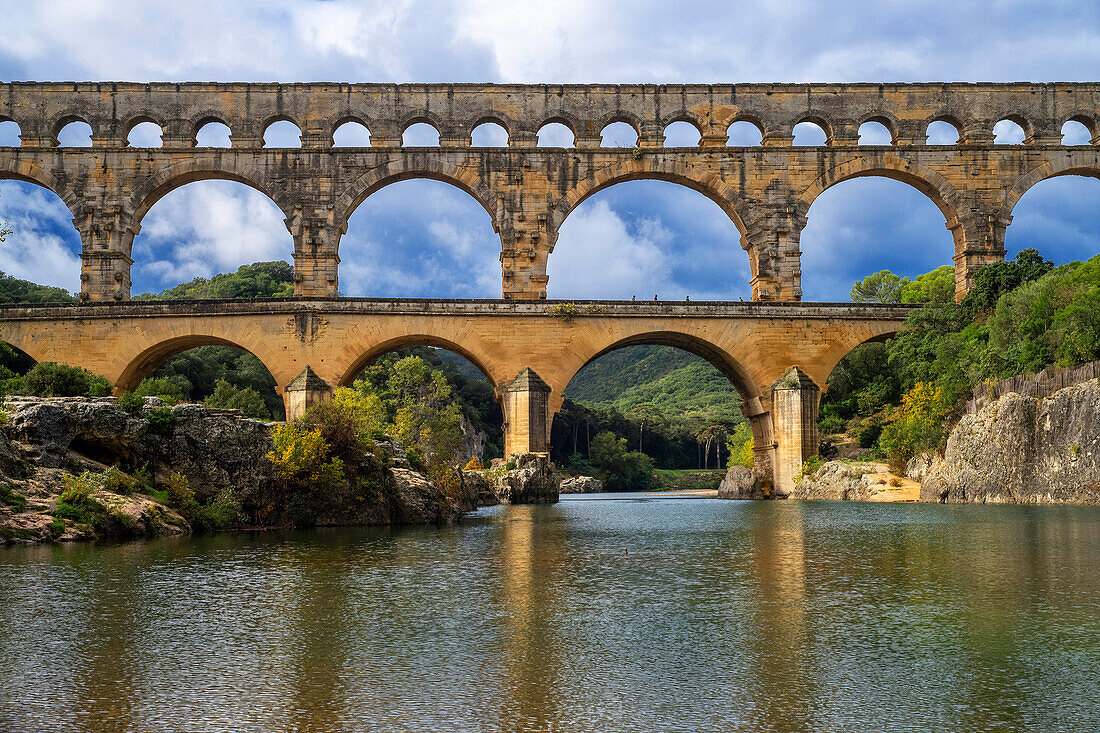 Pont du Gard, Region Languedoc-Roussillon, Frankreich, Unesco-Weltkulturerbe. Das römische Aquädukt überquert den Fluss Gardon in der Nähe von Vers-Pon-du-Gard im Languedoc-Roussillon und ist 2000 Jahre alt.