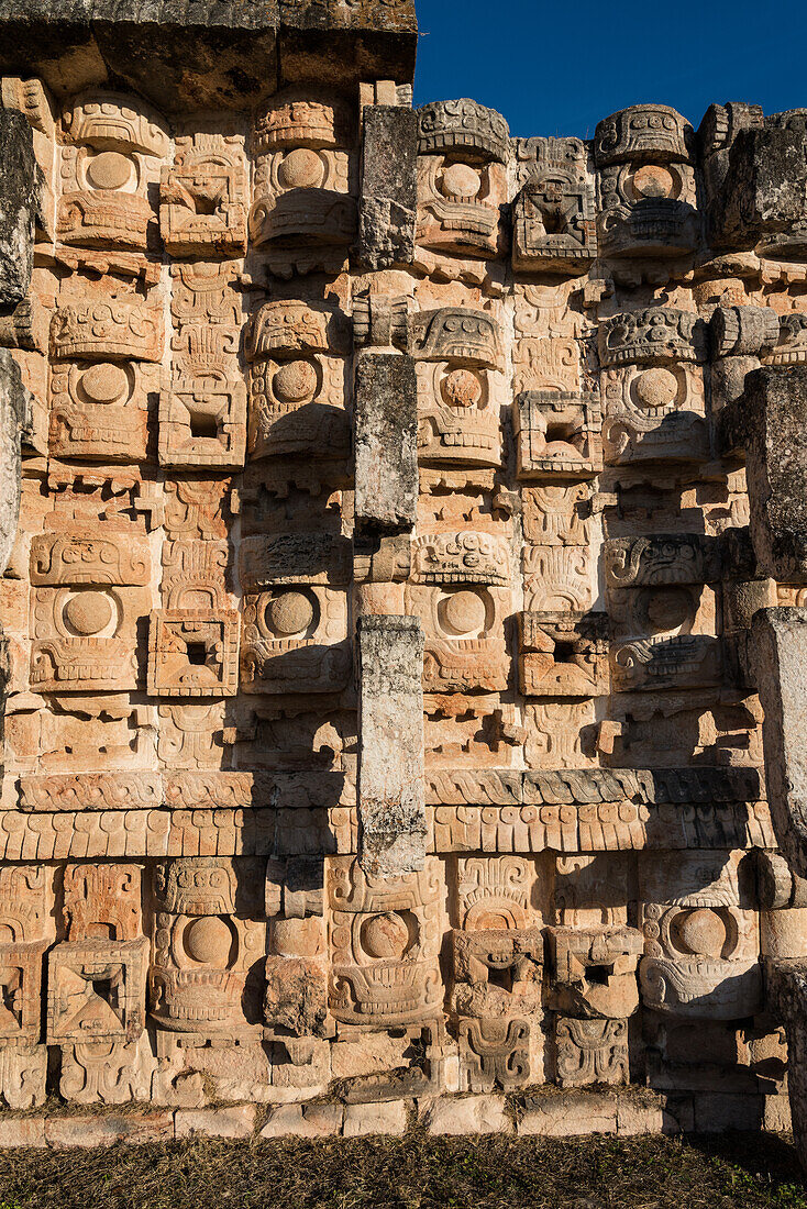 Der Palast der Masken oder Codz Poop, was "die gerollten Matten" bedeutet, in den prähispanischen Maya-Ruinen von Kabah - Teil der prähispanischen Stadt Uxmal, UNESCO-Welterbe in Yucatan, Mexiko.