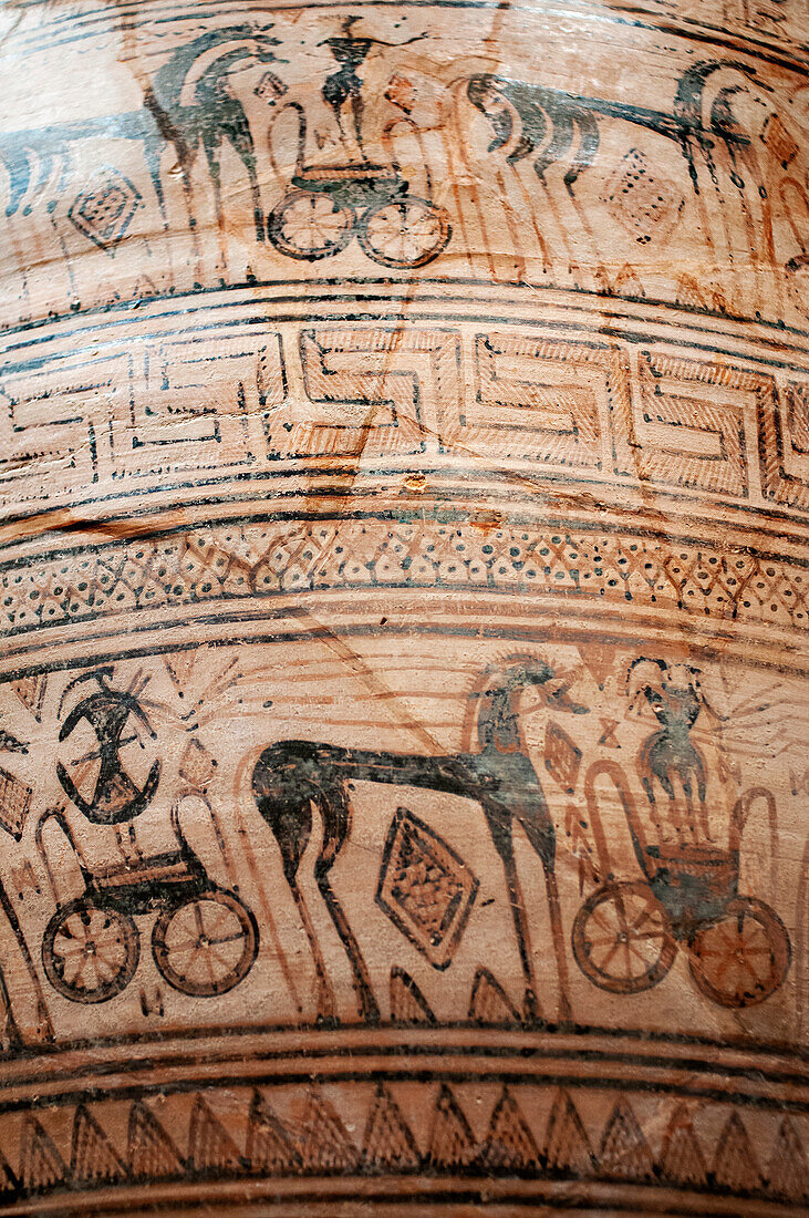 Detail eines Grabkraters aus Terrakotta. Griechisch, attisch, geometrisch, ca. 725 v. Chr. Wird der Trachones-Werkstatt zugeschrieben.
