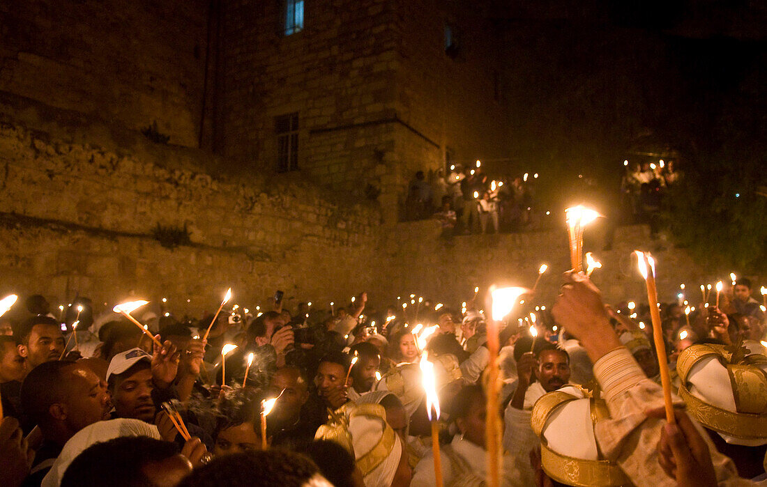Äthiopisch-orthodoxe Gläubige halten Kerzen während der Zeremonie des Heiligen Feuers in der äthiopischen Abteilung des Heiligen Grabes in Jerusalm, Israel