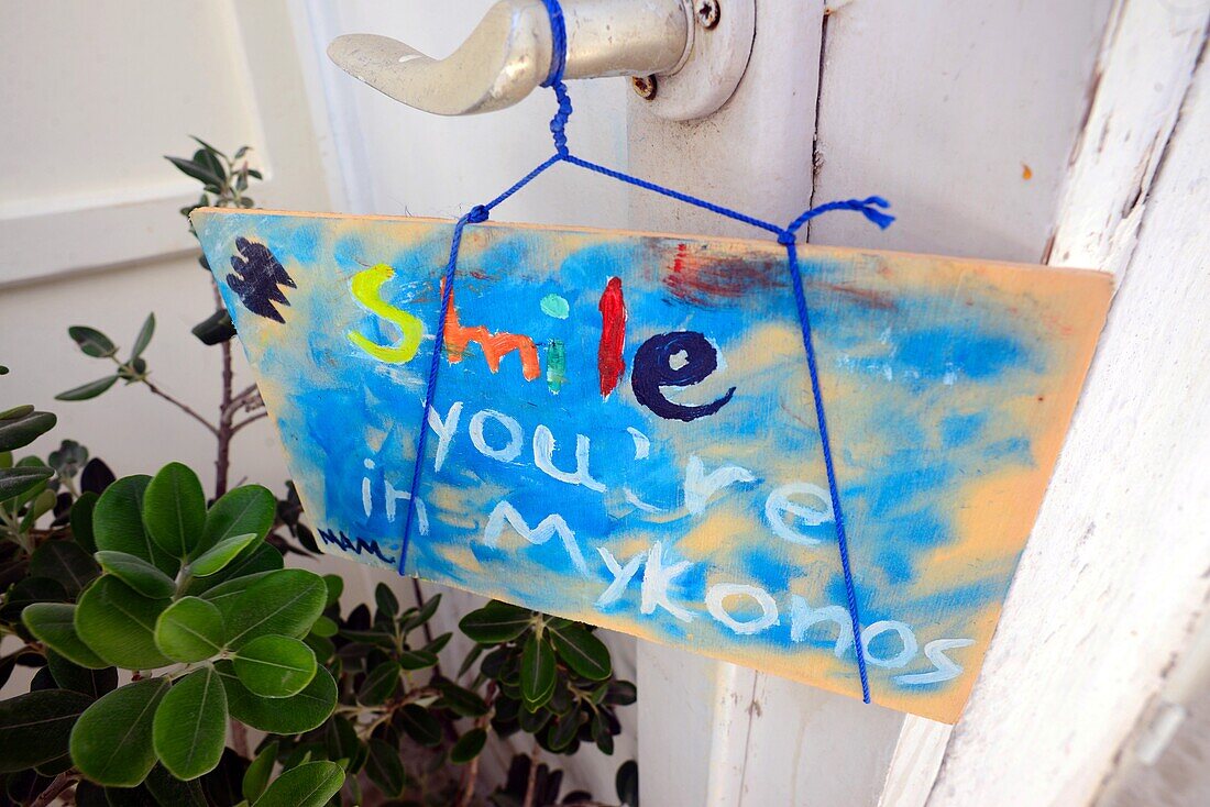 Schild mit der Aufschrift "Smile you?re in Mykonos", Mykonos, Griechenland