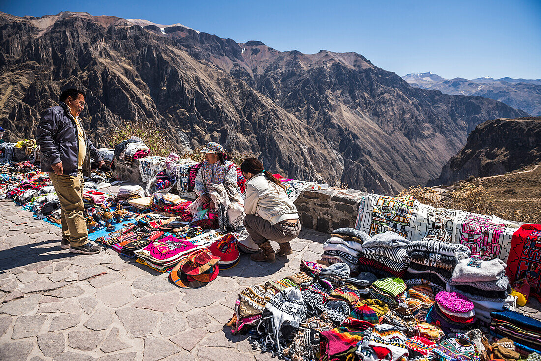 Markt am Mirador Cruz del Condor (Kondor-Aussichtspunkt) in der Nähe des Colca Canyon, Peru