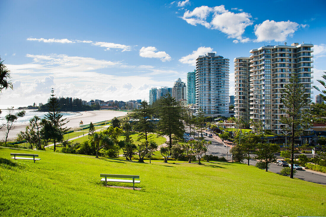 Queen Elizabeth Park, Coolangatta Beach, Gold Coast, Australien. Der Queen Elizabeth Park ist ein idealer Ort, um zu grillen und den Sonnenuntergang zu beobachten, da alle Einrichtungen vorhanden sind. Versuchen Sie jedoch nicht, hier in Ihrem Wohnmobil zu übernachten, sonst droht Ihnen eine Strafe von 400 Dollar! Der Coolangatta Beach ist ein wunderschöner, langer, weißer Sandstrand und das Meer hat eine angenehme Temperatur zum Schwimmen. Außerdem gibt es in der Nähe eine Reihe von Stellen, die sich hervorragend zum Surfen eignen, wenn man schon einmal gesurft hat. Wer noch nicht gesurft hat