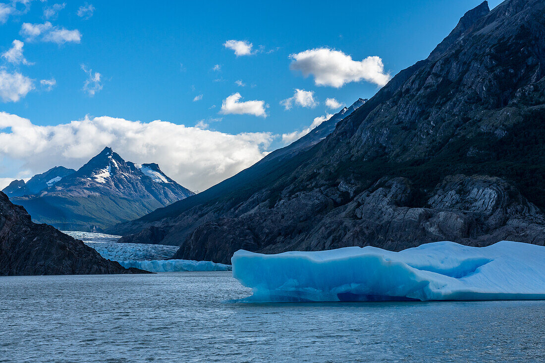 Der Grey-Gletscher und der Lago Grey im Nationalpark Torres del Paine, einem UNESCO-Biosphärenreservat in Chile in der Region Patagonien in Südamerika.