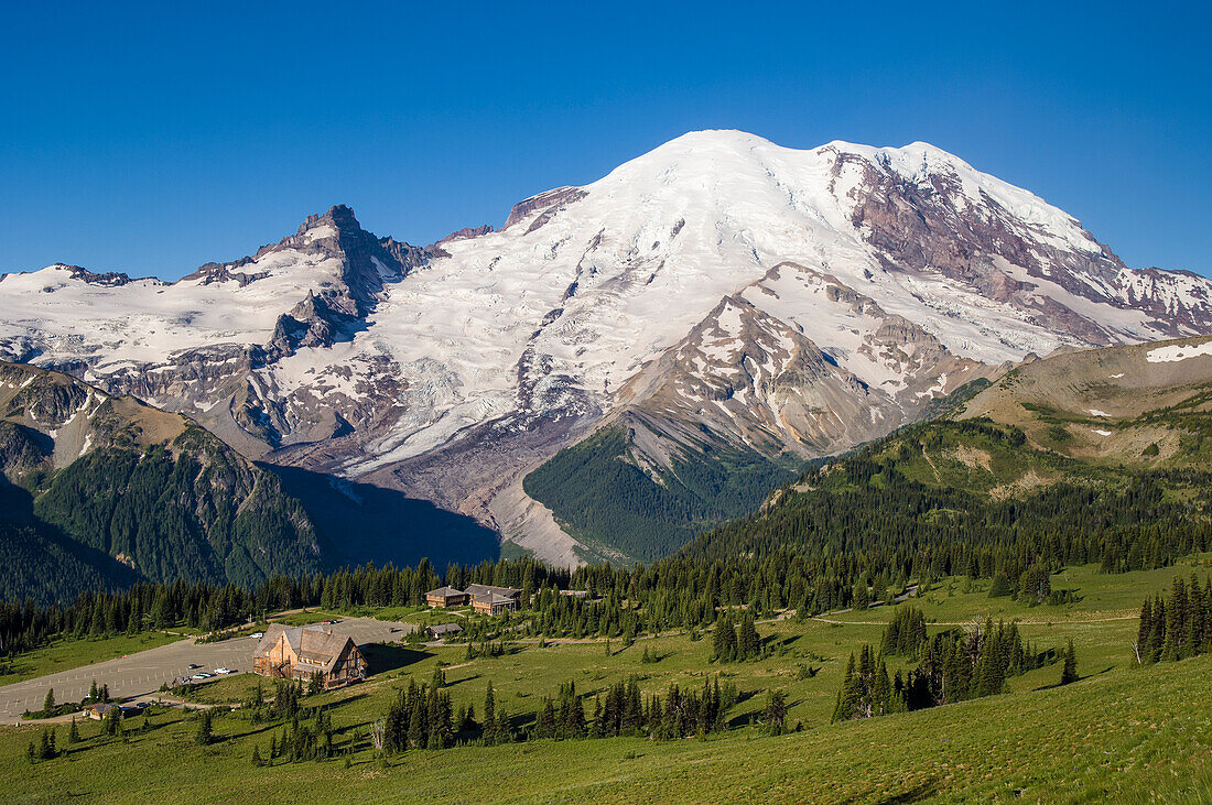 Mount Rainier vom Yakima Park in der Sunrise-Region des Mt. Rainier National Park, Washington.