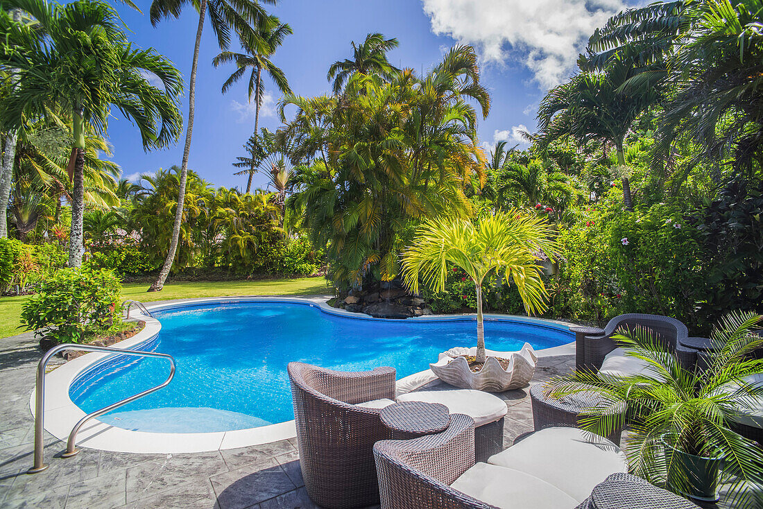 Schwimmbadbereich mit tropischen Palmen in einem Luxushotel, Titikaveka, Rarotonga, Cookinseln, Südpazifik