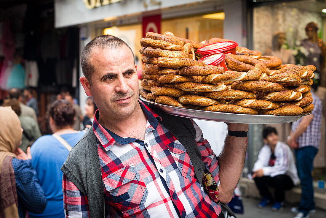 Simit (traditionelle türkische Brezel mit Sesamkörnern) zum Verkauf auf dem Markt des Großen Basars, Istanbul, Türkei