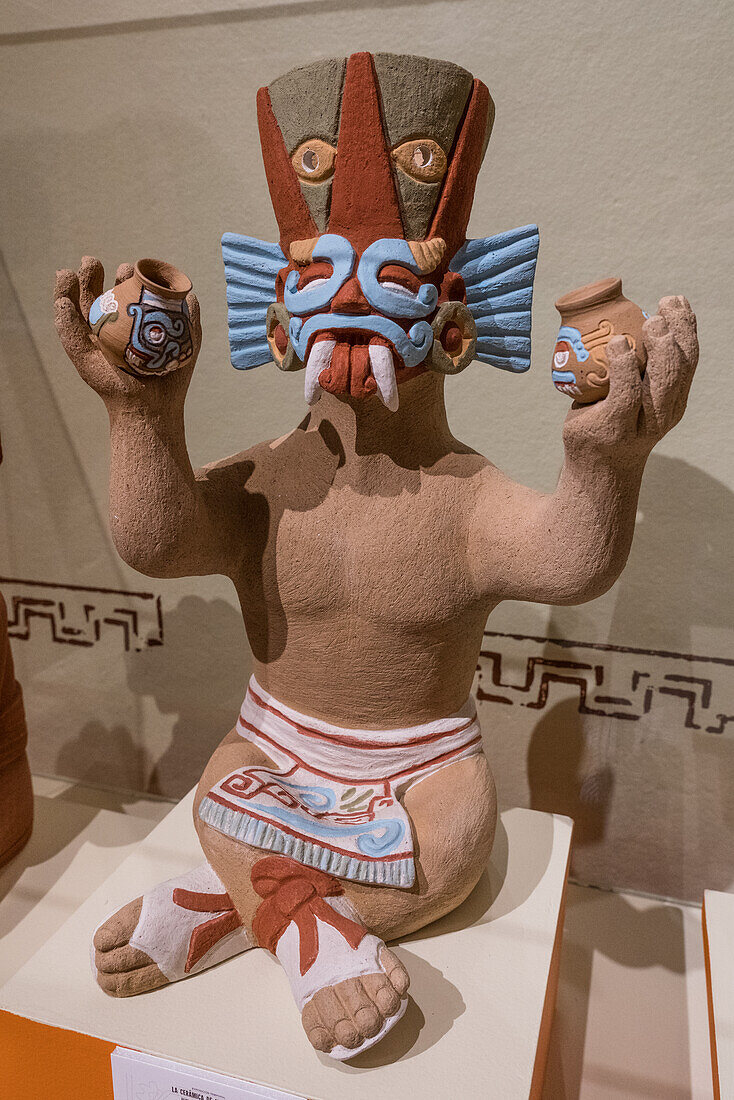 Eine moderne Darstellung der zapotekischen Keramik des Künstlers Lalo Martinez, die die zapotekische Gottheit Cosijo, den Gott des Blitzes, darstellt. Museum der Stätte von Monte Alban.