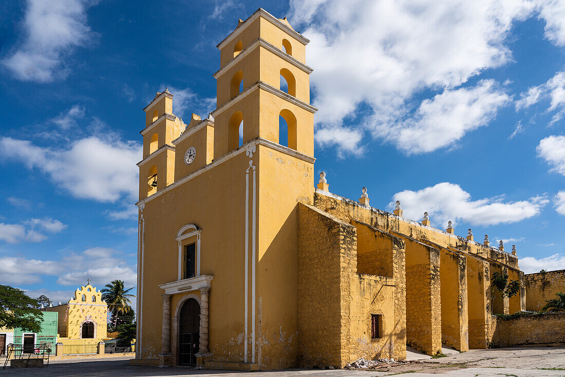 Die Kolonialkirche Nuestra Senora de la Natividad oder Unsere Liebe Frau der Geburt in Acanceh, Yucatan, Mexiko, aus dem 16. Links ist die Kapelle Unserer Lieben Frau von Guadelupe zu sehen.