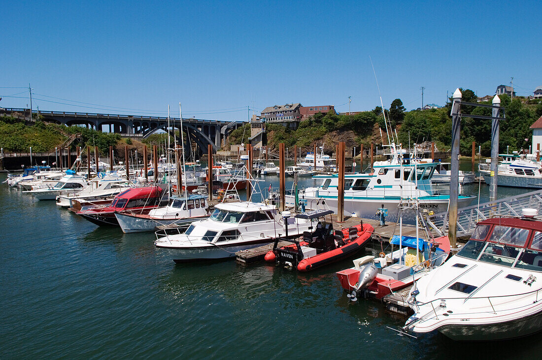 Depoe Bay Bridge und Boote im "kleinsten Hafen der Welt"; Küste von Oregon.