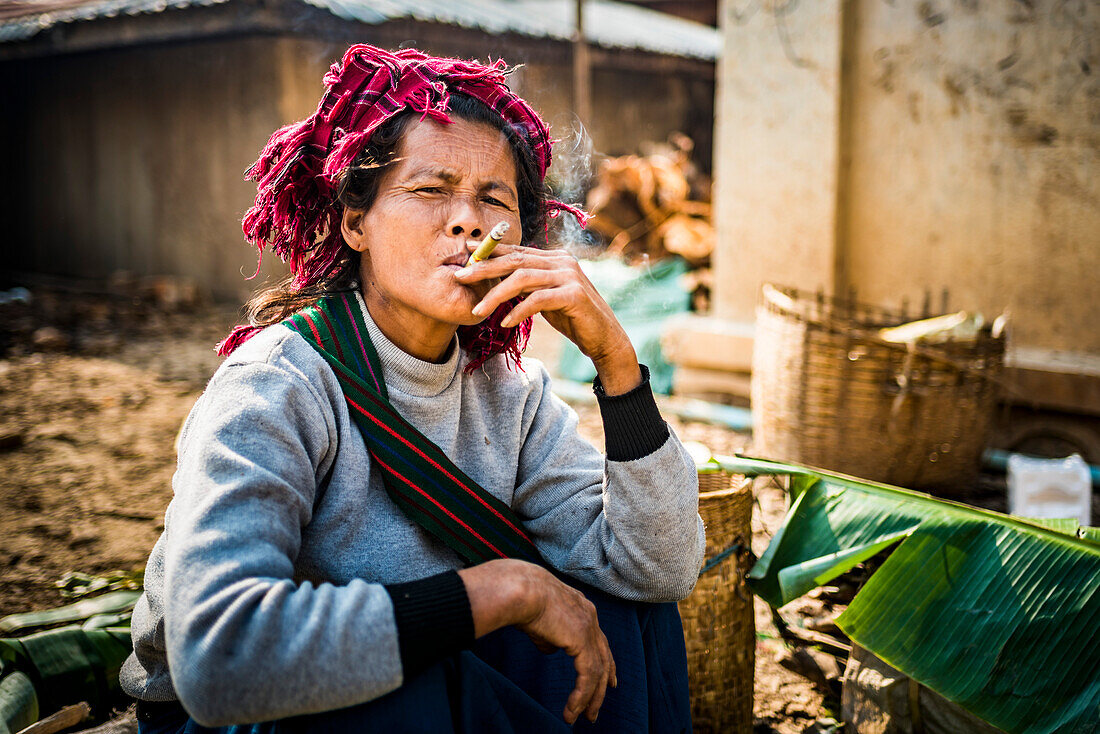 Porträt einer Pa-O Frau auf dem Ywama Markt, Inle See, Shan Staat, Myanmar (Burma)