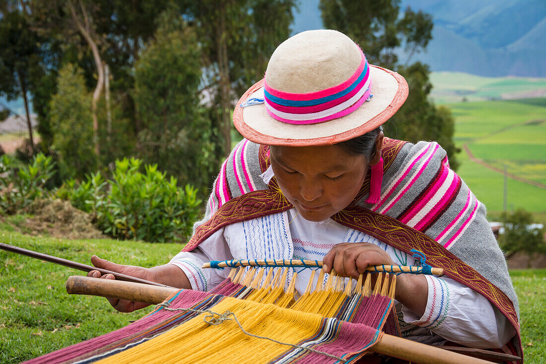 Quechua-Frau beim Weben von Stoffen im Dorf Misminay, Sacred Valley, Peru.