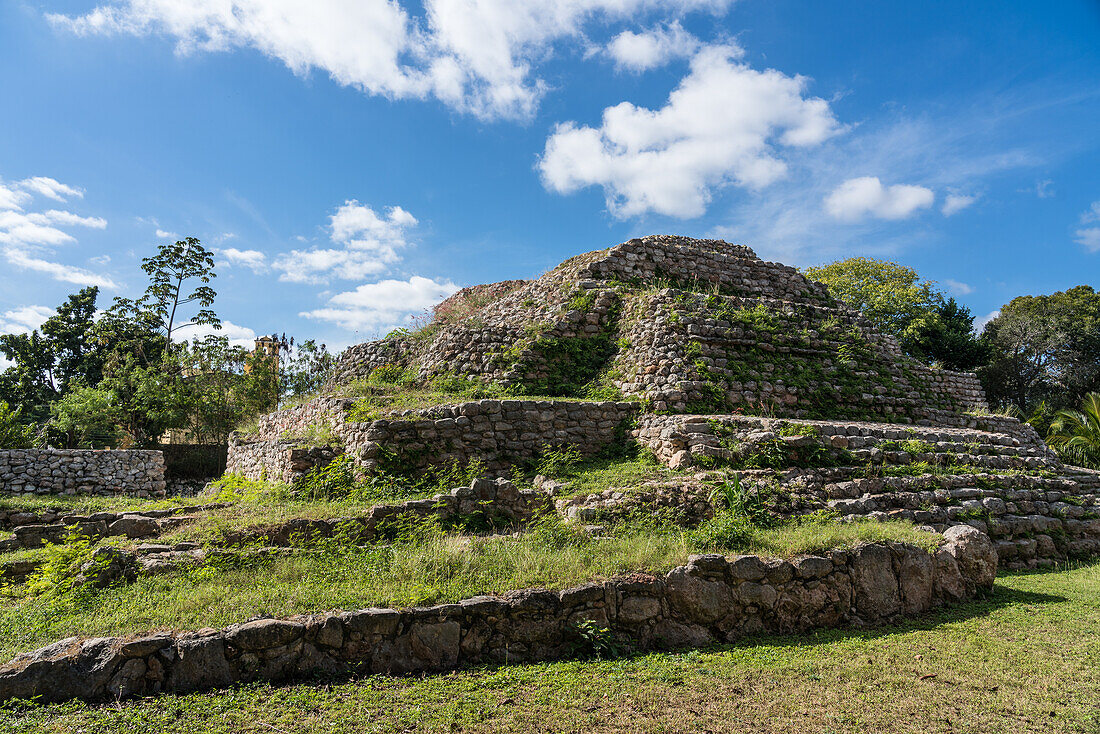 Die Ruinen einer Maya-Pyramide auf dem Stadtplatz von Acanceh, Yucatan, Mexiko.
