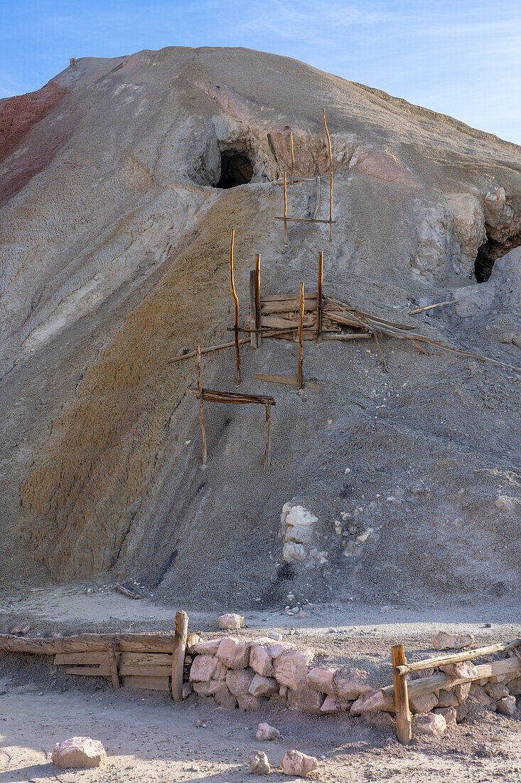 Überreste einer Silbermine aus dem 19. Jahrhundert in der Gegend des Hügels der sieben Farben bei Calingasta, Argentinien.