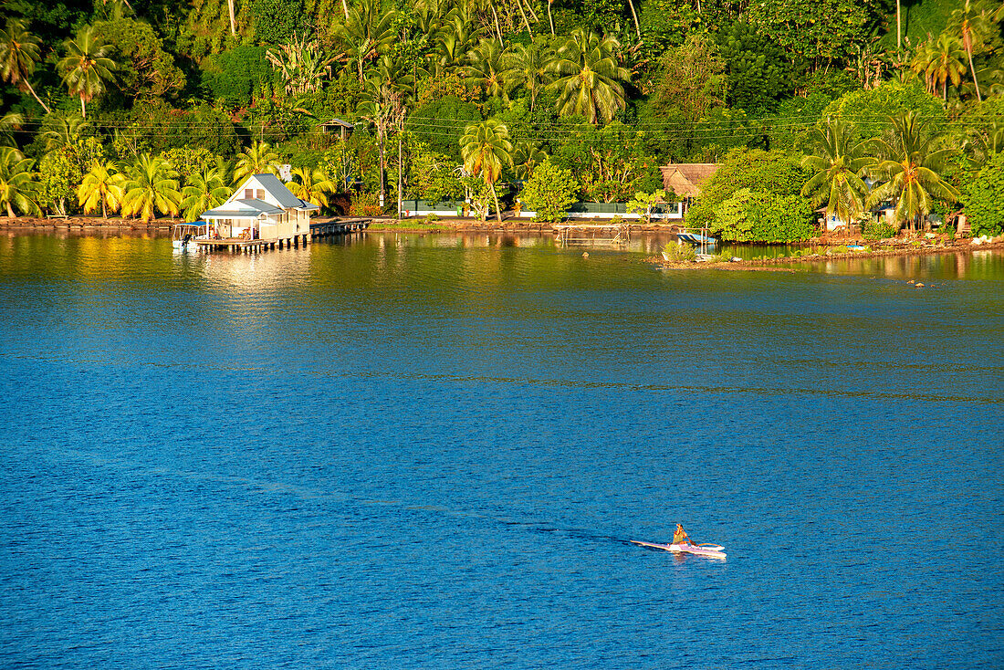 Kajak in der Bucht von Haamene in Tahaa, Französisch-Polynesien, Gesellschaftsinseln, Pazifische Inseln, Pazifik.