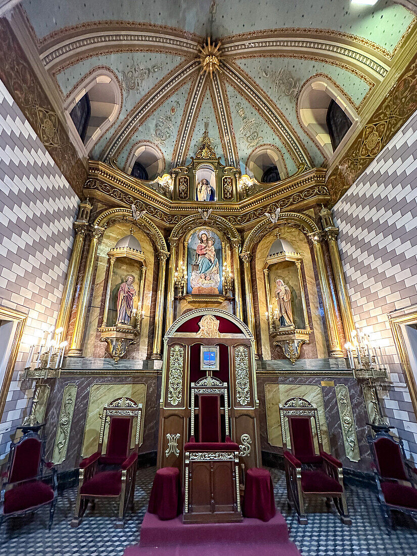 Die Kathedra oder der Bischofsstuhl und das Hauptaltarbild in der Apsis der Kathedrale Unserer Lieben Frau von Loreto, Mendoza, Argentinien.