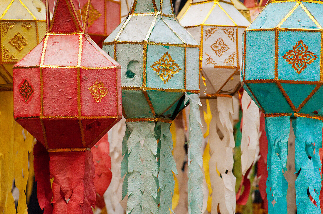 Papierlaternen im buddhistischen Tempel Wat Phan Tao in Chiang Mai, Thailand.