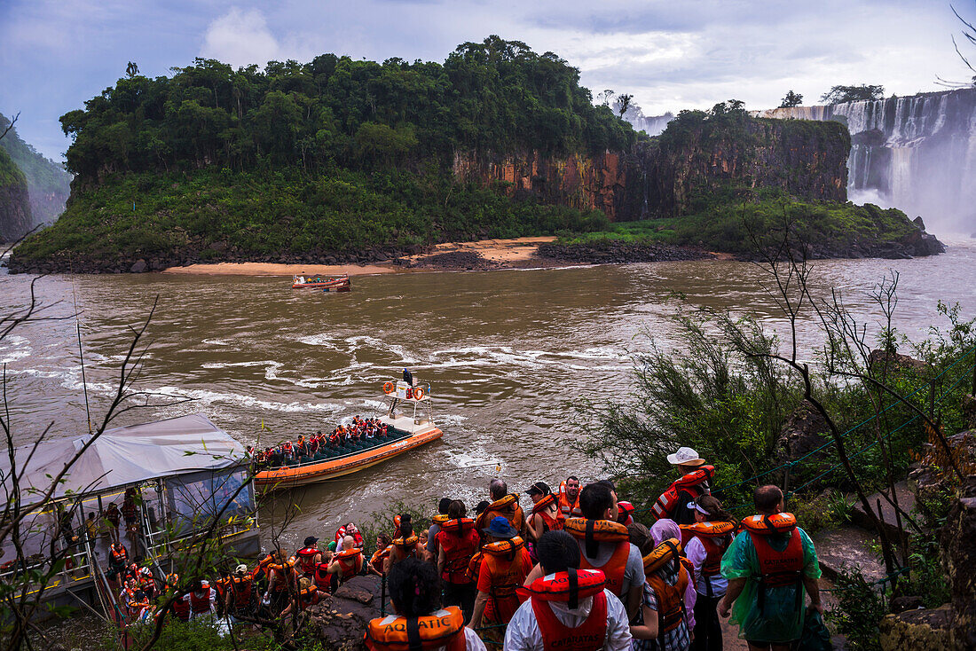 Bootsfahrt unter den Wasserfällen von Iguazu Falls (auch bekannt als Iguassu Falls oder Cataratas del Iguazu), Provinz Misiones, Argentinien