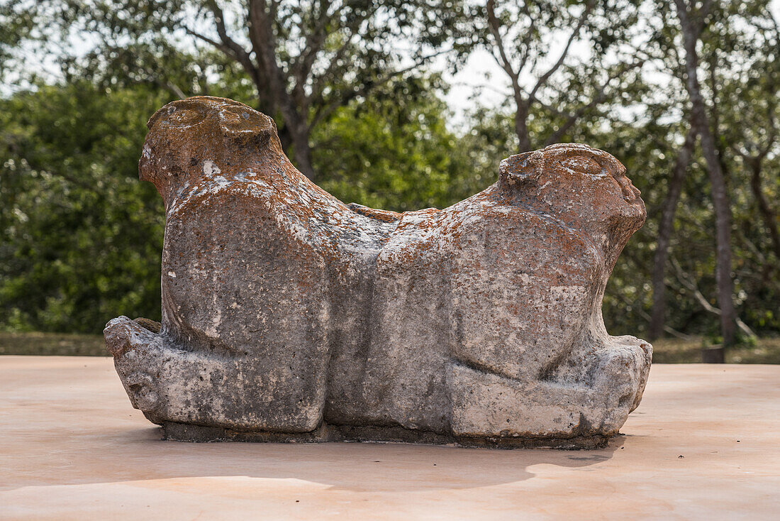 Der Thron des Jaguars vor dem Palast des Gouverneurs in den Ruinen der Maya-Stadt Uxmal in Yucatan, Mexiko. Die prähispanische Stadt Uxmal gehört zum UNESCO-Weltkulturerbe.