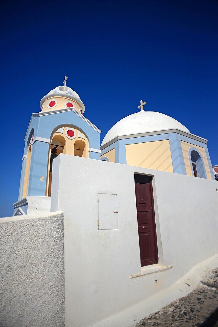 Kirche am Hang in Fira, Santorin, Griechische Inseln, Griechenland