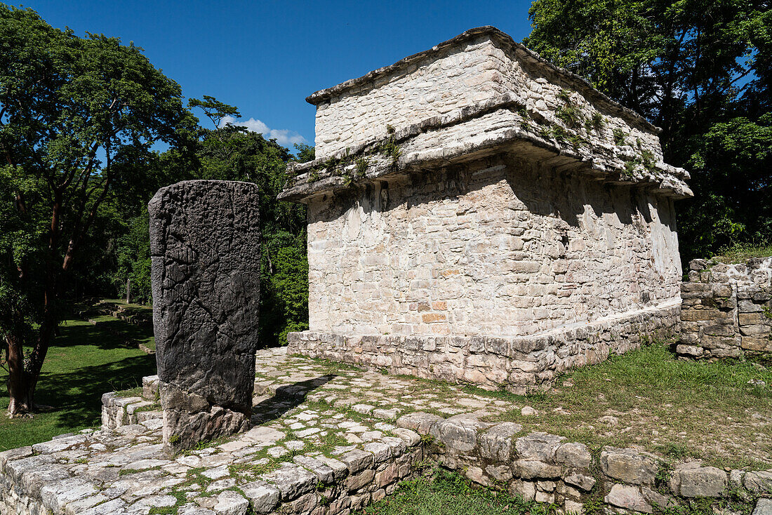 Eine stark verwitterte Stele neben dem Tempel II in den Ruinen der Maya-Stadt Bonampak in Chiapas, Mexiko.