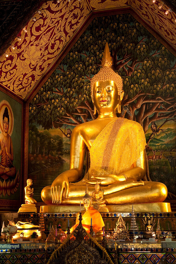 Buddha-Statuen im buddhistischen Tempel Wat Chedi Luang Wora Wihan in Chiang Mai, Thailand.