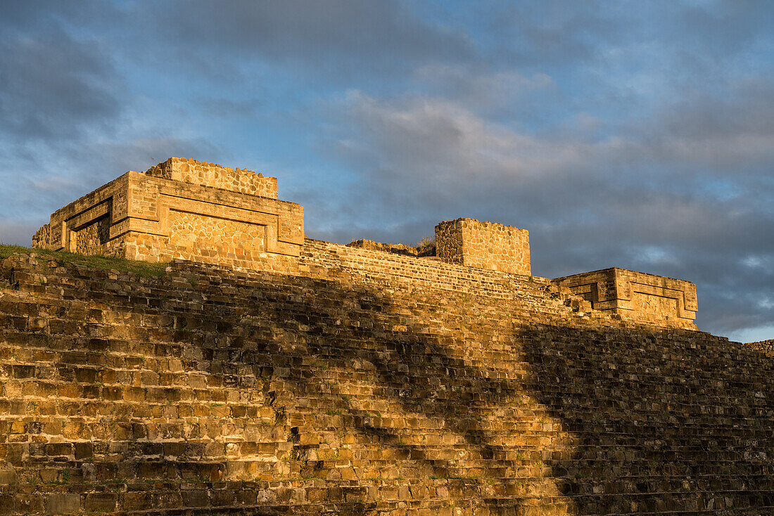 Morgenlicht auf den Treppen und der Plattform von Gebäude H in den präkolumbianischen zapotekischen Ruinen von Monte Alban in Oaxaca, Mexiko. Eine UNESCO-Welterbestätte.